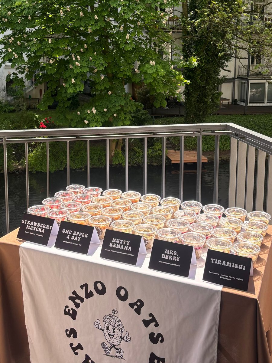 Enzo Oats Becher am Stand